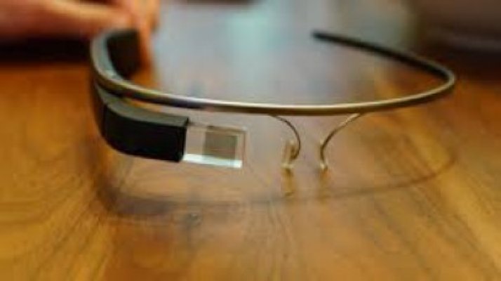 Microsoft testează prototipuri pentru ochelari inteligenţi similari Google Glass